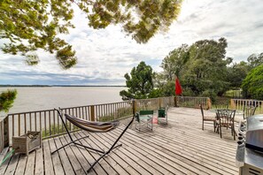 Outdoor dining - Pet-Friendly Checotah Home w/ Deck & Lake Views! (Checotah)