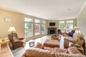 TV, fireplace - Pet-Friendly Checotah Home w/ Deck & Lake Views! (Checotah)