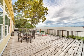 Outdoor dining - Pet-Friendly Checotah Home w/ Deck & Lake Views! (Checotah)