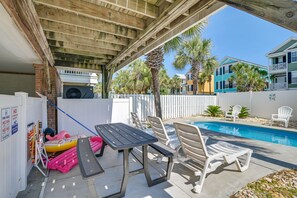 Property grounds - Walk to Ocean & Pier: Surfside Beach House w/ Pool (Surfside Beach)