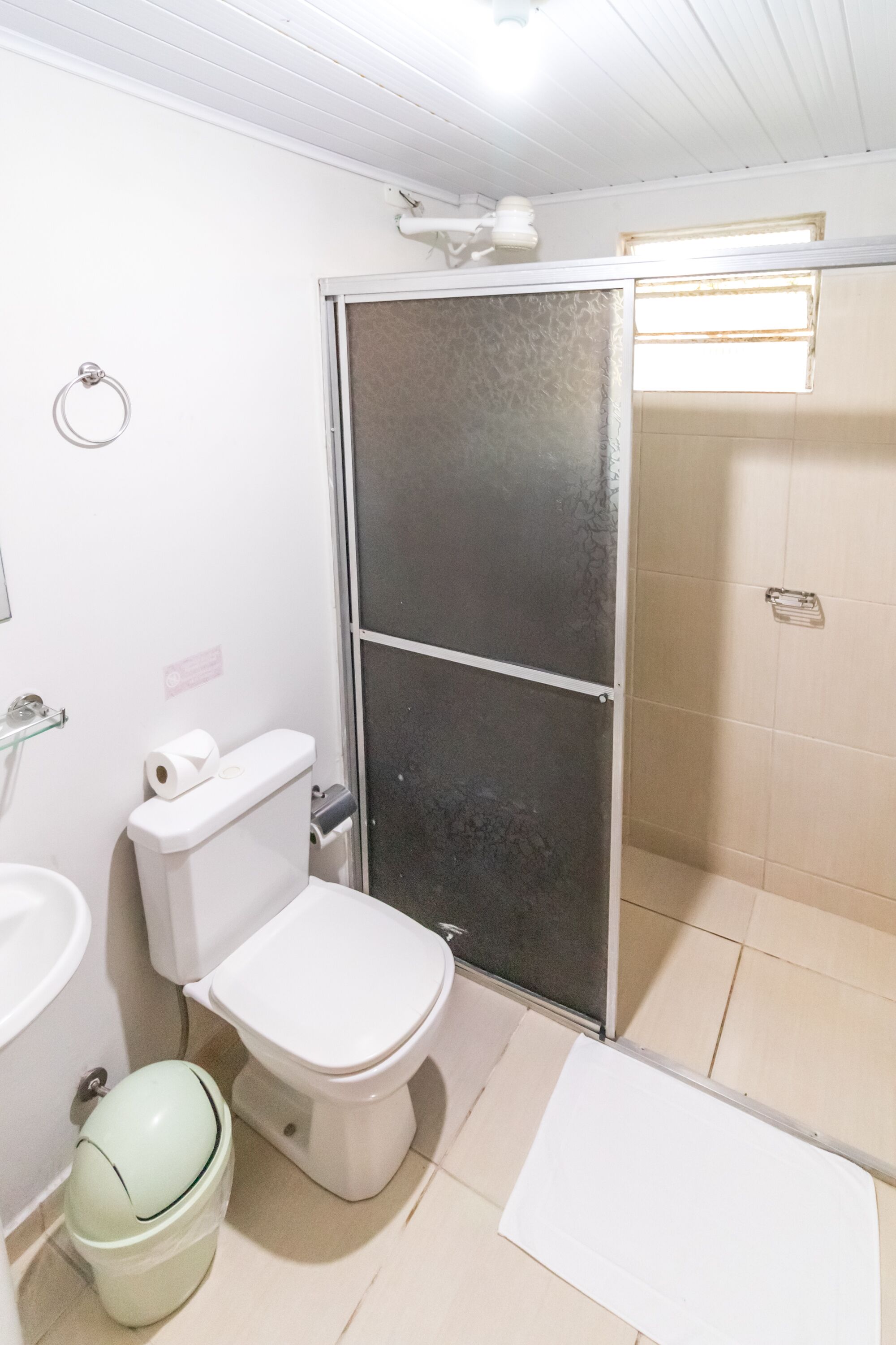 Un baño con inodoro, bidé y cabina de ducha.