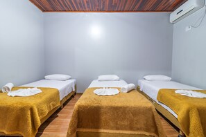 Habitació quàdruple bàsica | 1 dormitori, wifi gratuïta i roba de llit 