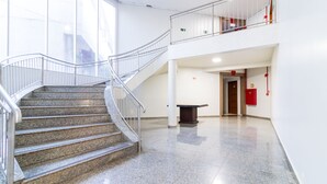 A spacious interior with a granite staircase, a second-floor balcony, and a polished floor. - Foz Fronteira Hotel (Foz do Iguaçu)