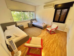 4 bedrooms, travel cot, free WiFi, bed sheets - 4BR Best Location In Jerusalem (Jerusalem)