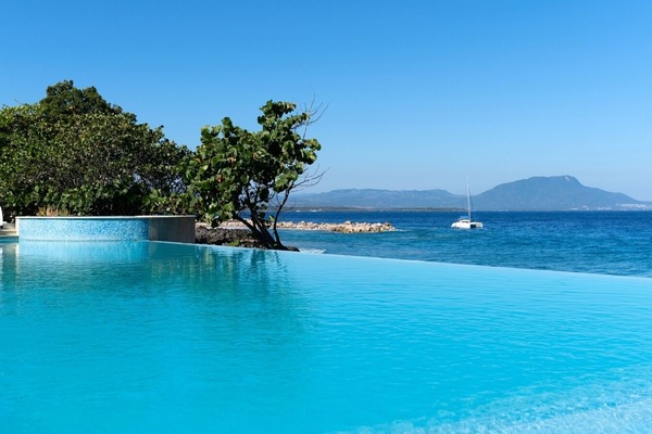 Large cceanfront Infiniti pool