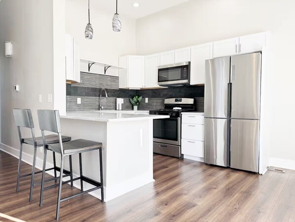 Køleskab, mikrobølgeovn, ovn, kogeplade