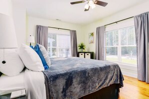 3 chambres, bureau, fer et planche à repasser, accès au Wi-Fi (inclus)