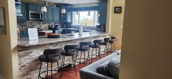 Een microgolfoven, een oven, een kookplaat, een vaatwasser