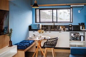 Smart TV, chimenea, Netflix, parlantes smart