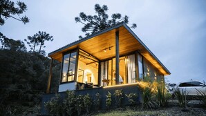 A modern house with a wooden exterior and large windows. - Parador do Rei (Urubici)