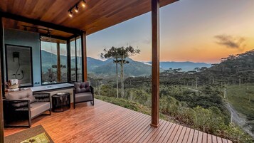 Una Smart TV, una chimenea, Netflix, un altavoz inteligente