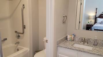 Toalettartikler (inkludert), hårføner, håndklær og såpe