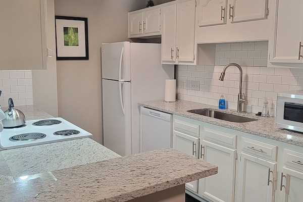 Réfrigérateur, micro-ondes, plaque de cuisson, lave-vaisselle