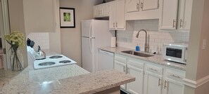 Réfrigérateur, micro-ondes, plaque de cuisson, lave-vaisselle