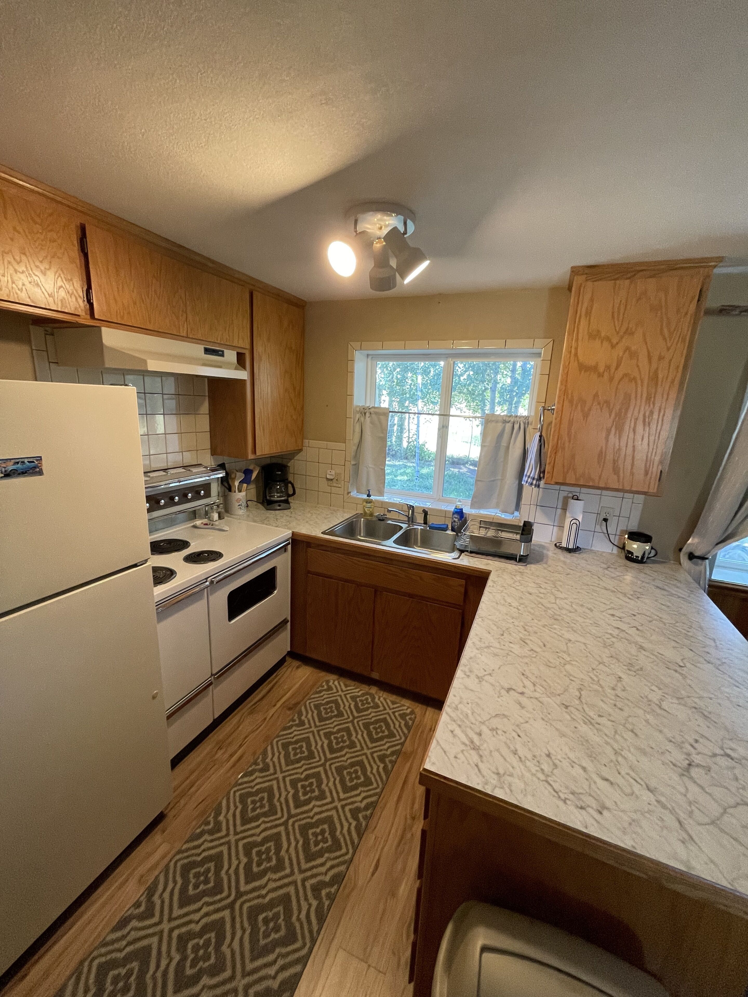 Kjøleskap, mikrobølgeovn, ovn og kokeplater