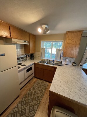 Jääkaappi, mikroaaltouuni, uuni, liesi