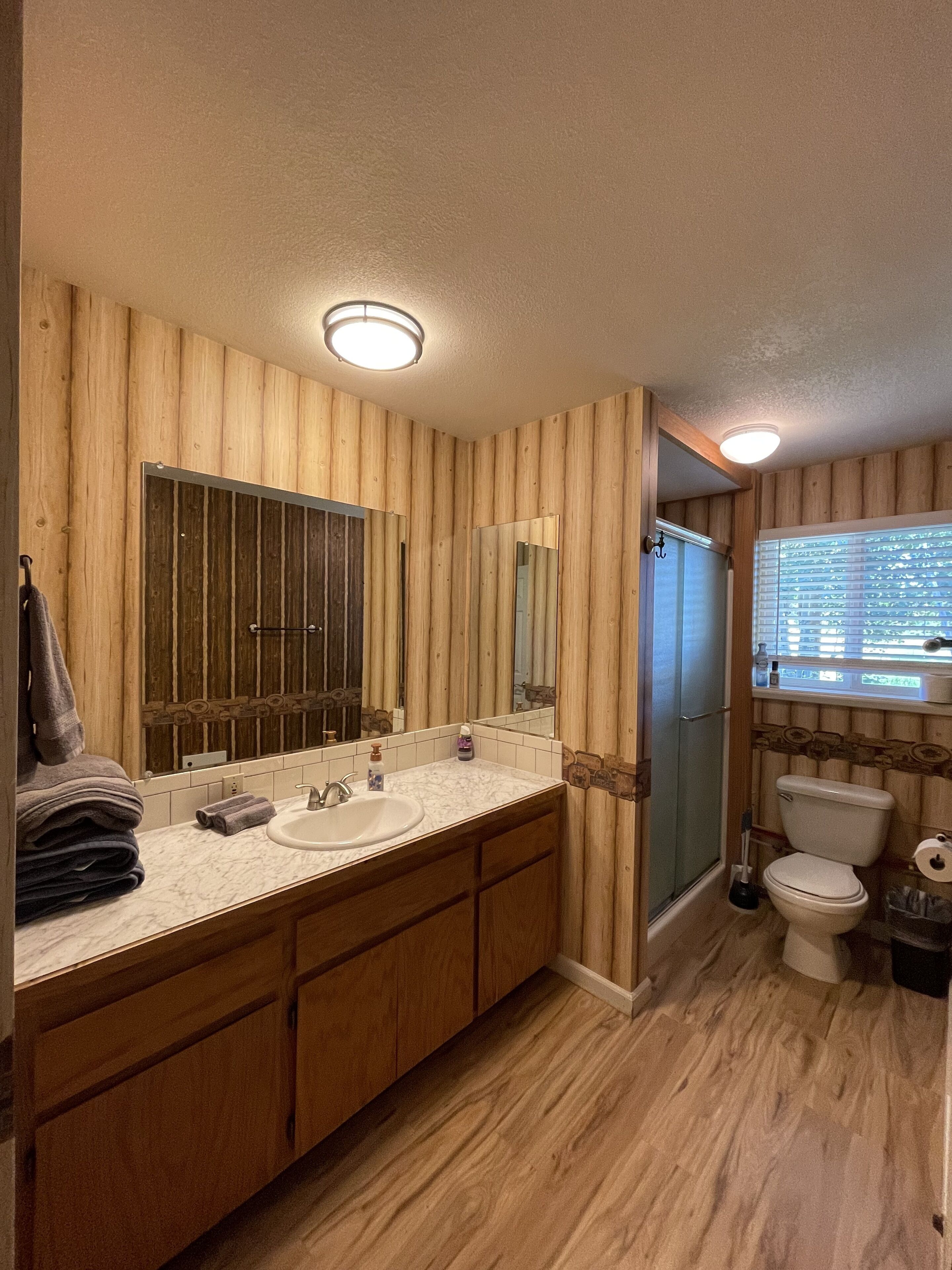 Regadera, toallas, jabón, shampoo 