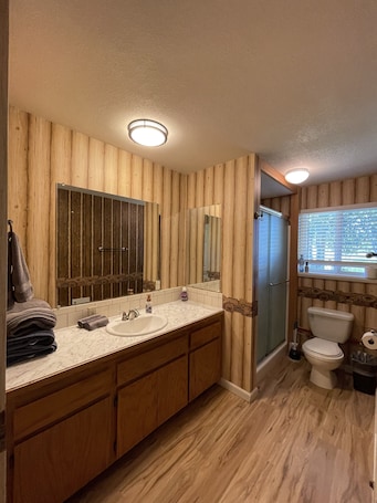 Shower, towels, soap, shampoo. 5 Talents Ranch, Cambridge