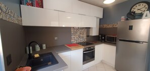 Kühlschrank, Mikrowelle, Ofen, Herdplatte