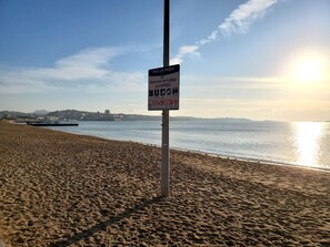 A beach with a sign indicating 'Ville de Fréjus' and 'Bienvenue sur la plage du CAPITOLE'. - Sea view and 50m from the beaches, 3-room apartment on the 1st floor of a villa, air-conditioned and a beautiful terrace for 4 privileged people (Fréjus)