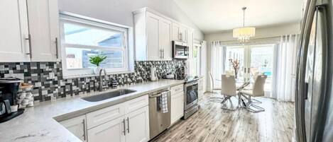 Jääkaappi, mikroaaltouuni, uuni, liesi