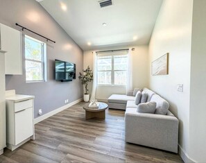 Smart TV, table tennis