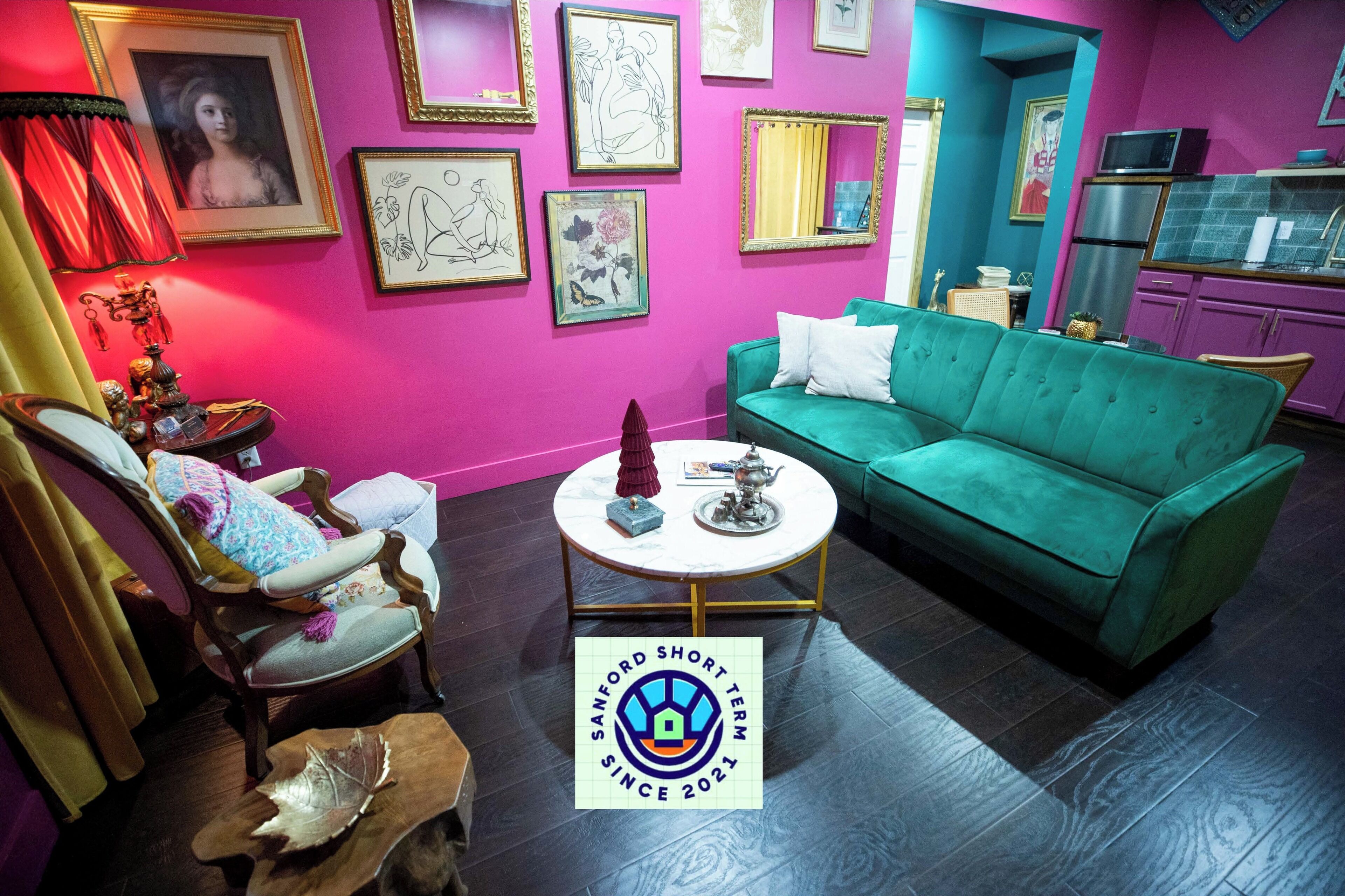 Leilighet – standard | Oppholdsområde | En 50-tommers LED-TV med digitale kanaler samt Netflix