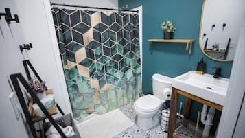 Appartement Standard | Salle de bain | Douche, douche hydromassante, sĂšche-cheveux, serviettes fournies