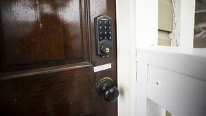 Une porte en bois dotée d’un clavier numérique et d’un trou de serrure.