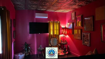 Departamento estándar | Área de sala de estar | Televisión LED de 50 pulgadas con canales digitales y Netflix