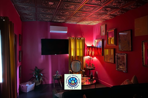 Apartament estàndard | Sala d'estar | Televisor LED de 50 polzades amb canals digitals i Netflix