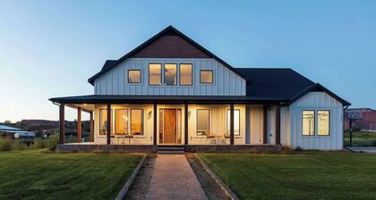 Pool/Hot Tub, Theater, Kids Room, Sleeps 30+, RV