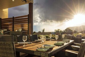 Outdoor dining - Pool/Hot Tub, Theater, Kids Room, Sleeps 30+, RV (Kanab)