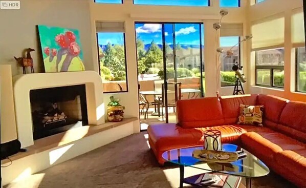 Una televisión, una chimenea, una oficina