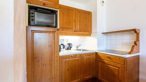 Refrigerador, horno, lavavajillas y cafetera y tetera
