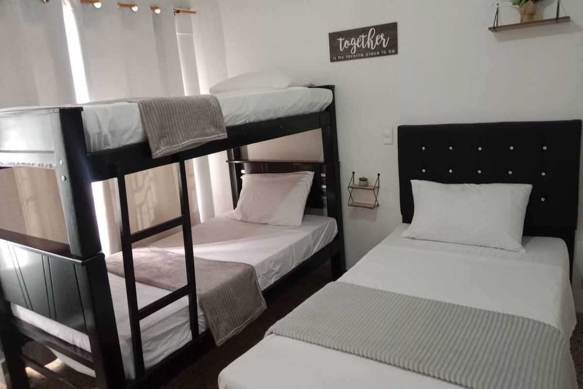 6 habitaciones, cortinas blackout, wifi gratis y ropa de cama
