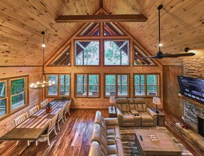 Smart TV, fireplace - Sunbeam Mt Vista Panoramic View Hot Tub Game Room Pet Friendly (Cherry Log)