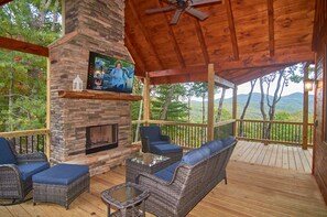 Terrace/patio - Sunbeam Mt Vista Panoramic View Hot Tub Game Room Pet Friendly (Cherry Log)