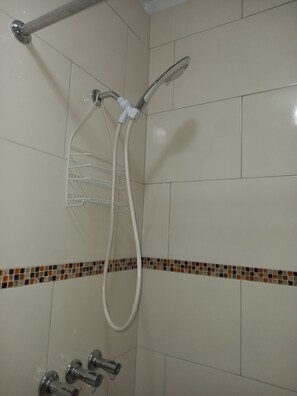 Haartrockner, Handtücher, Seife, Shampoo