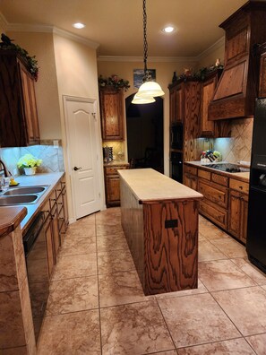 Private kitchen - Upscale 3093 sq. ft. house in N Fort Worth close to expressways in DFW metroplex (Haslet)