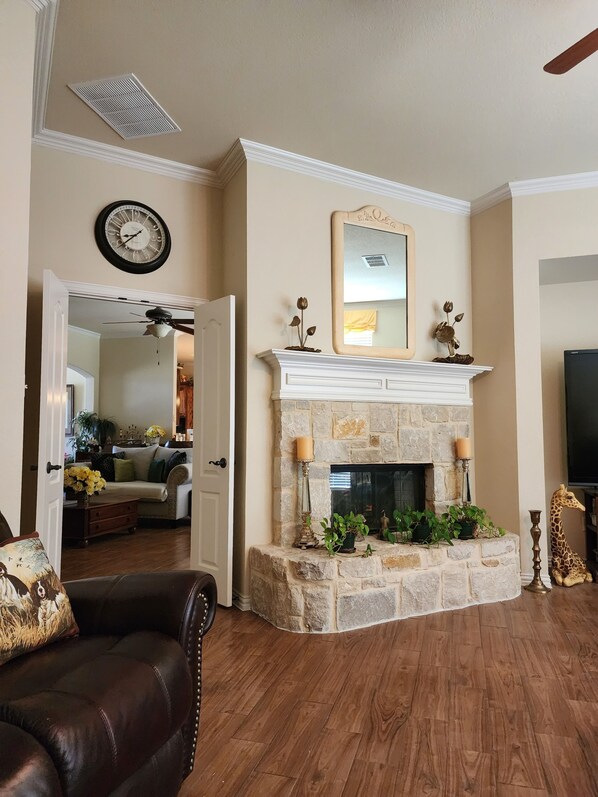 Living area - Upscale 3093 sq. ft. house in N Fort Worth close to expressways in DFW metroplex (Haslet)