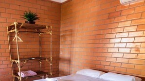 Standard Room | Free WiFi, bed sheets - Pousada Cantinho Familia (Ilhabela)