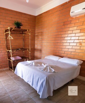 Standard Room | Free WiFi, bed sheets - Pousada Cantinho Familia (Ilhabela)