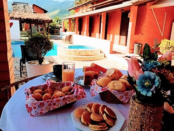 32-inch Smart TV with cable channels - Pousada Cantinho Familia (Ilhabela)