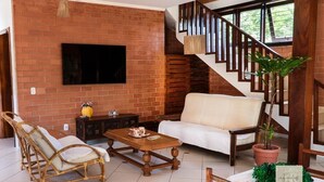 Standard Room | Living area | 32-inch Smart TV with cable channels - Pousada Cantinho Familia (Ilhabela)