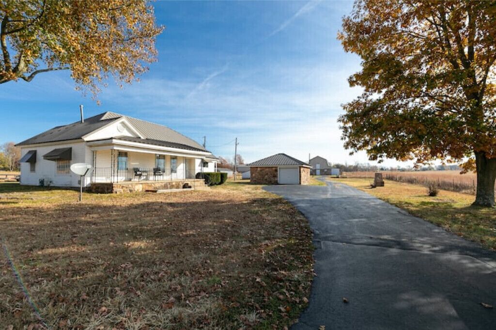 Quaint farmhouse near airport/BBAllison Sports Town