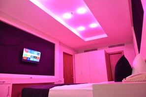 高级四人房 | 高档床上用品、熨斗/熨板、免费 WiFi、床单