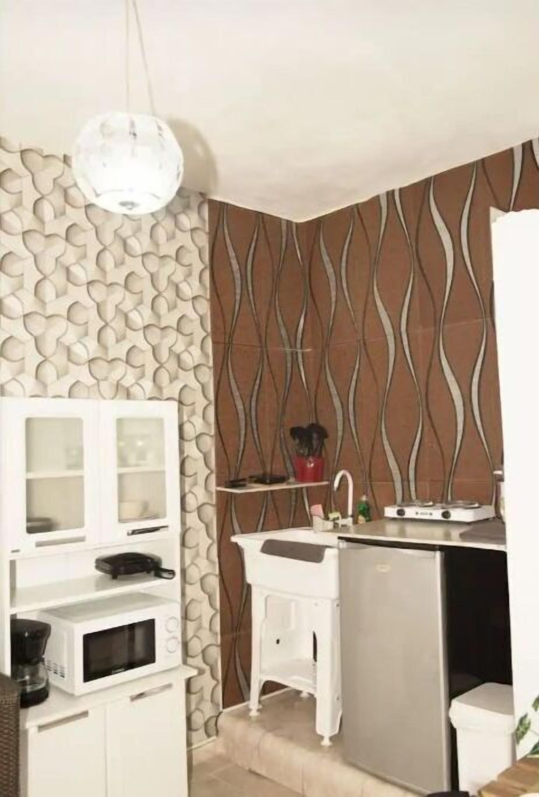 Refrigerador, microondas, horno y cafetera y tetera 