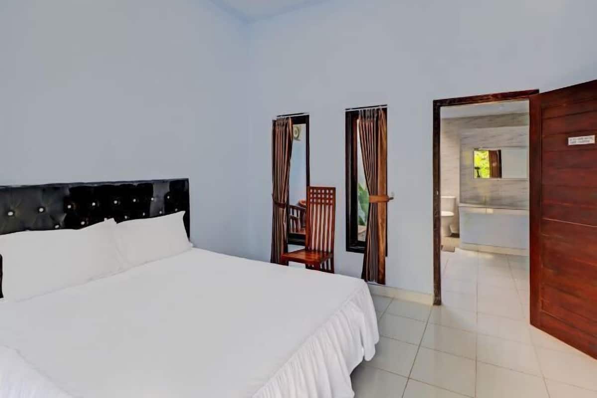 Desk, WiFi (free), bed sheets