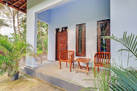 Hall. Hotel O Mustika